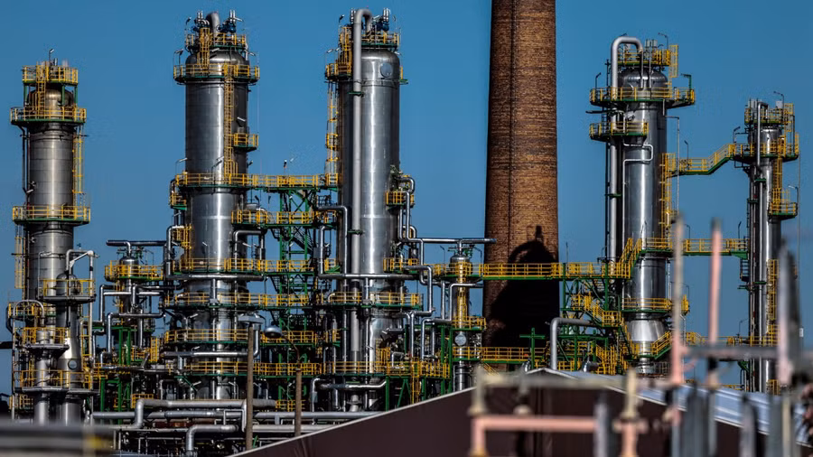 Ấn Độ vẫn tiếp tục mua dầu giá rẻ từ Nga bất chấp áp lực của Mỹ và phương Tây.