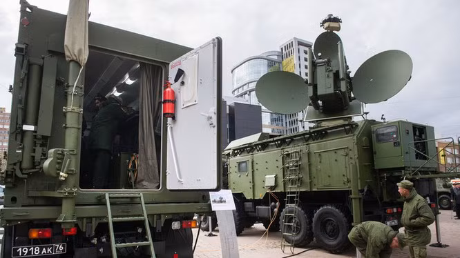 Nga đang đẩy mạnh lĩnh vực tác chiến điện tử khi liên tiếp cho ra đời những sản phẩm mới. Nga đang đẩy mạnh lĩnh vực tác chiến điện tử khi liên tiếp cho ra đời những sản phẩm mới.