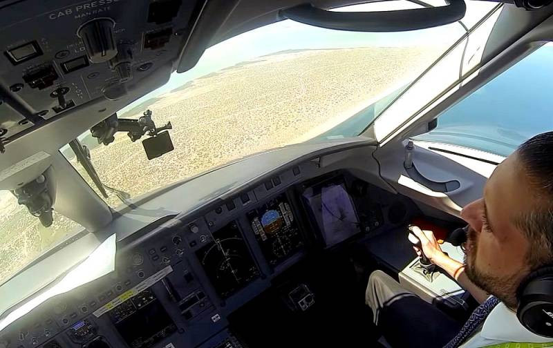 Máy bay chở khách nội địa SSJ New của Nga đã sẵn sàng cất cánh. Máy bay chở khách nội địa SSJ New của Nga đã sẵn sàng cất cánh.