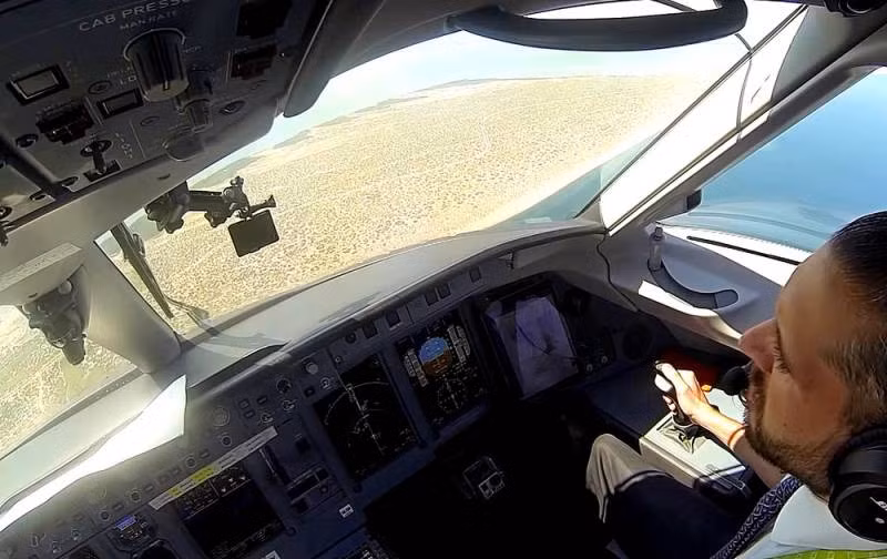 Máy bay chở khách nội địa SSJ New của Nga đã sẵn sàng cất cánh.