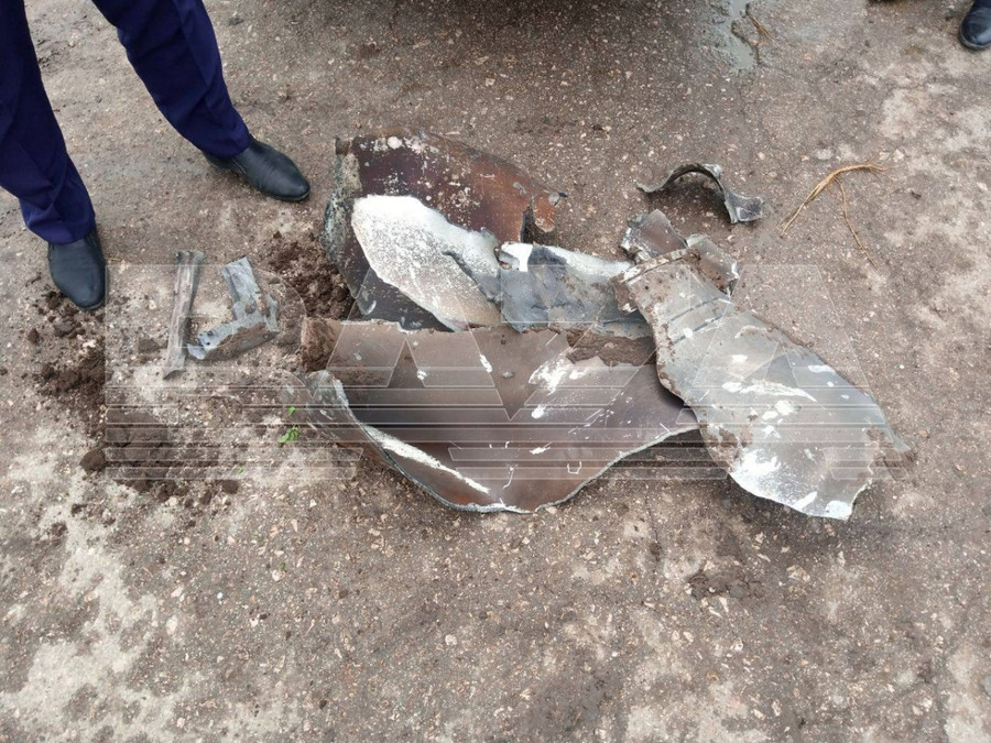 Mảnh vỡ được cho là của tên lửa phòng không S-300 tại vị trí quả đạn Grom-2 bị bắn hạ. Mảnh vỡ được cho là của tên lửa phòng không S-300 tại vị trí quả đạn Grom-2 bị bắn hạ.