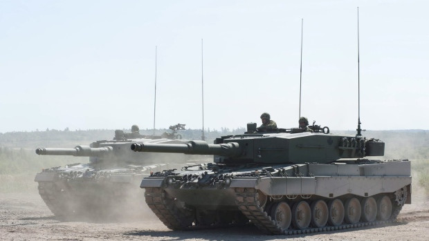 Xe tăng chiến đấu chủ lực Leopard 2A4 của Ukraine bị nhận xét là đã lạc hậu. Xe tăng chiến đấu chủ lực Leopard 2A4 của Ukraine bị nhận xét là đã lạc hậu.