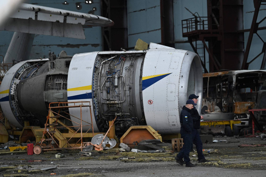 Những động cơ khổng lồ của máy bay vận tải An-225 Mriya vẫn có thể sử dụng trên chiếc An-124 Ruslan. Những động cơ khổng lồ của máy bay vận tải An-225 Mriya vẫn có thể sử dụng trên chiếc An-124 Ruslan.