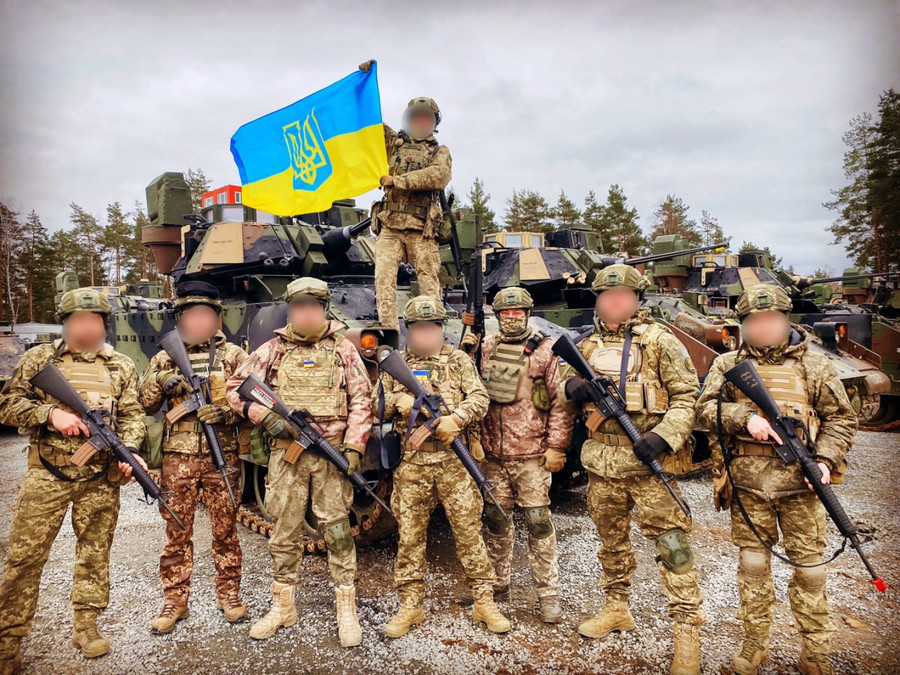 Quân đội Ukraine với vũ khí - trang bị chuẩn phương Tây đã tập kích sát đường dây liên lạc. Quân đội Ukraine với vũ khí - trang bị chuẩn phương Tây đã tập kích sát đường dây liên lạc.