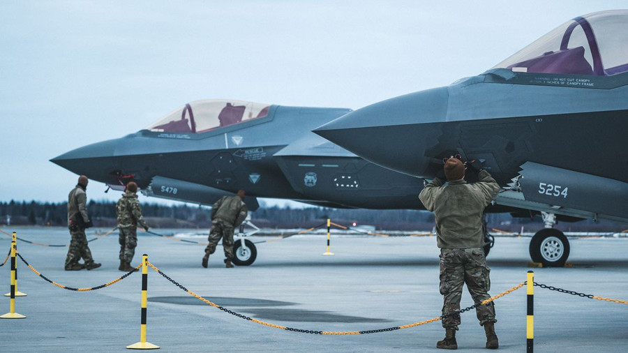 Tiêm kích F-35 thực sự là "con gà đẻ trứng vàng" của Tập đoàn Lockheed Martin. Tiêm kích F-35 thực sự là "con gà đẻ trứng vàng" của Tập đoàn Lockheed Martin.