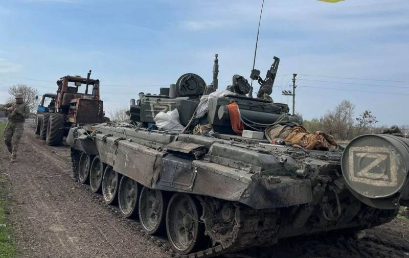 Một xe tăng T-72B3 của Quân đội Nga bị Lực lượng vũ trang Ukraine thu giữ. Một xe tăng T-72B3 của Quân đội Nga bị Lực lượng vũ trang Ukraine thu giữ.