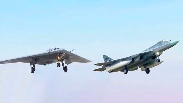 Tiêm kích tàng hình Su-57 và máy bay không người lái tấn công Okhotnik. Tiêm kích tàng hình Su-57 và máy bay không người lái tấn công Okhotnik.