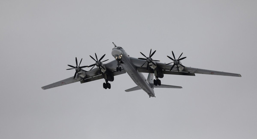 Máy bay ném bom chiến lược Tu-95MS của Không quân Nga. Máy bay ném bom chiến lược Tu-95MS của Không quân Nga.
