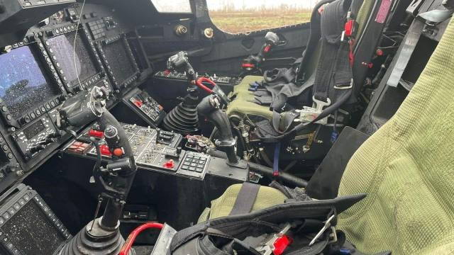 Chiếc trực thăng Ka-52 mà Quân đội Ukraine thu giữ ở trong tình trạng hầu như nguyên vẹn. Chiếc trực thăng Ka-52 mà Quân đội Ukraine thu giữ ở trong tình trạng hầu như nguyên vẹn.