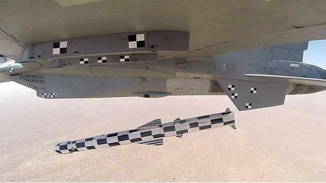 Tên lửa không đối hạm BrahMos-A được triển khai từ tiêm kích Su-30MKI. Tên lửa không đối hạm BrahMos-A được triển khai từ tiêm kích Su-30MKI.