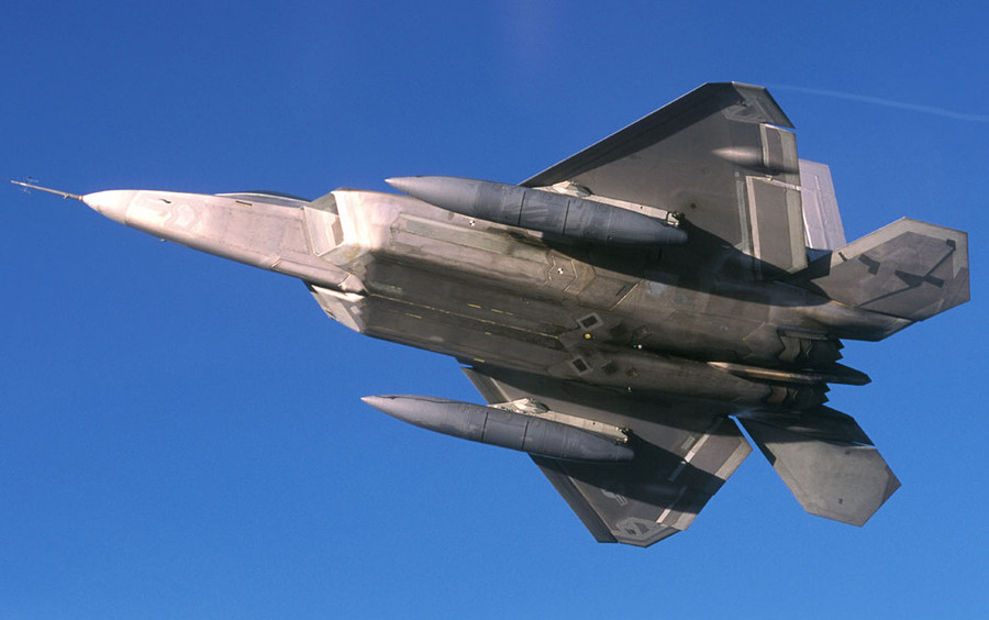 Tiêm kích tàng hình F-22 Raptor sẽ được trang bị thùng dầu phụ hòa nhập khí động mới. Tiêm kích tàng hình F-22 Raptor sẽ được trang bị thùng dầu phụ hòa nhập khí động mới.