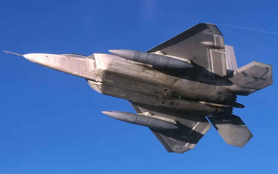 Tiêm kích tàng hình F-22 Raptor sẽ được trang bị thùng dầu phụ hòa nhập khí động mới. Tiêm kích tàng hình F-22 Raptor sẽ được trang bị thùng dầu phụ hòa nhập khí động mới.