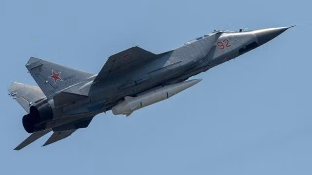 Tiêm kích MiG-31K của Nga với tên lửa siêu thanh Kh-47M2 Kinzhal.