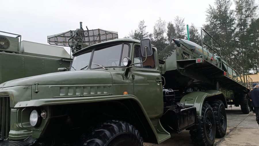 Tên lửa chống hạm siêu âm P-35B Shaddock trên xe nạp đạn.