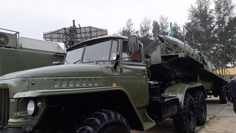 Tên lửa chống hạm siêu âm P-35B Shaddock trên xe nạp đạn.