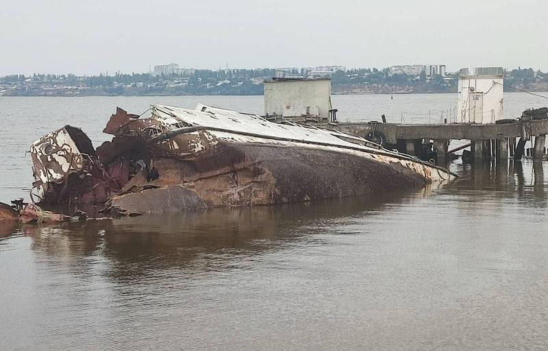 Con tàu neo đậu bên cầu cảng bị chìm sau khi tên lửa S-300 đánh trúng. Con tàu neo đậu bên cầu cảng bị chìm sau khi tên lửa S-300 đánh trúng.