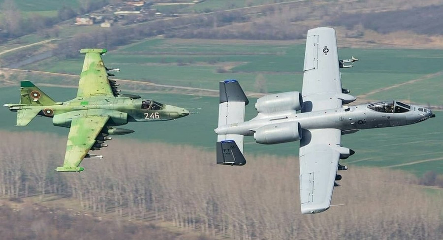 Máy bay cường kích A-10 song hành cùng Su-25 trong một cuộc tập trận của NATO.