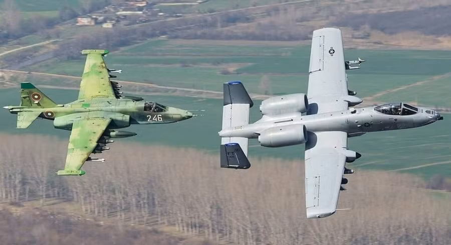 Máy bay cường kích A-10 song hành cùng Su-25 trong một cuộc tập trận của NATO.