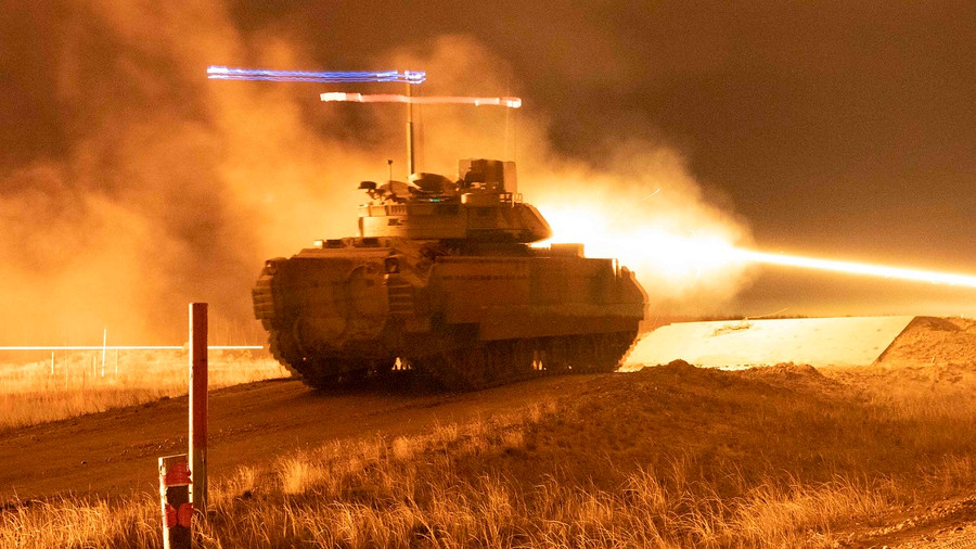 Pháo tự động cỡ 25 mm của xe chiến đấu bộ binh M2 Bradley khai hỏa. Pháo tự động cỡ 25 mm của xe chiến đấu bộ binh M2 Bradley khai hỏa.