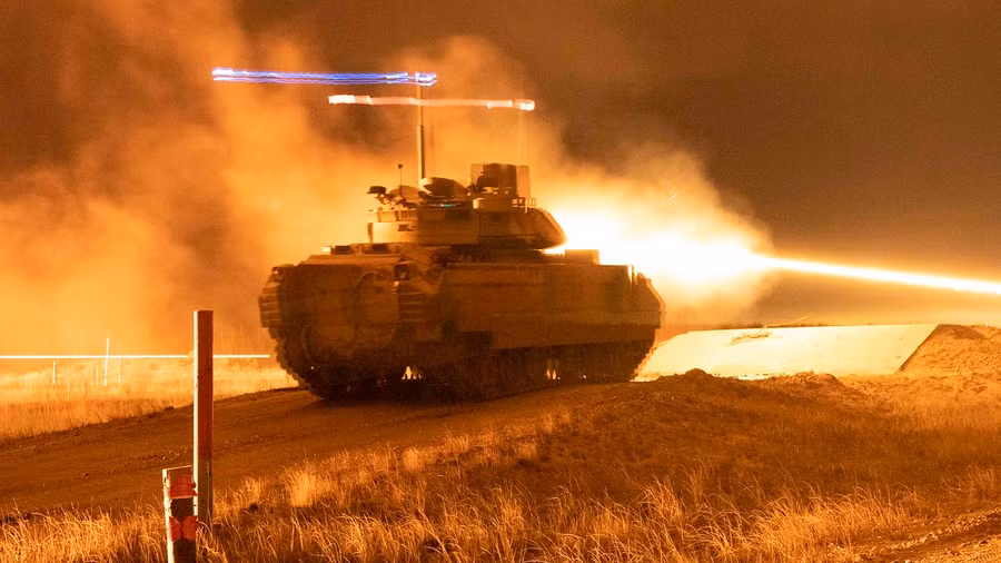 Pháo tự động cỡ 25 mm của xe chiến đấu bộ binh M2 Bradley khai hỏa.