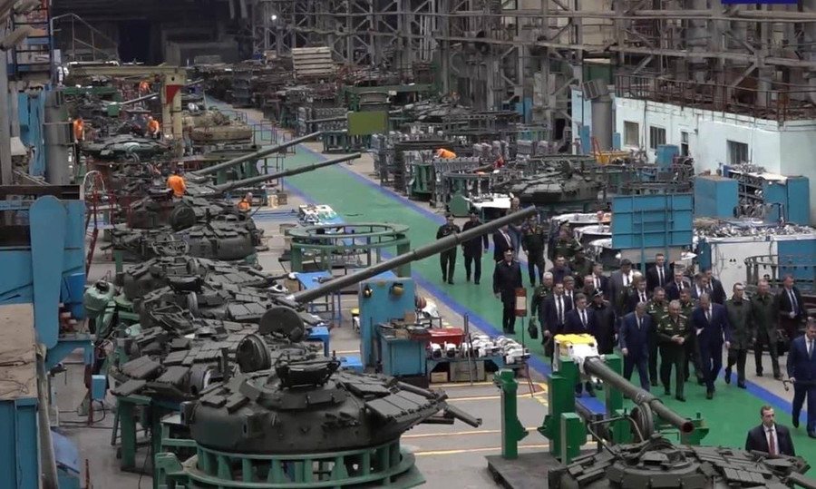 Nga đang đẩy nhanh việc nâng cấp xe tăng T-80BV lên chuẩn T-80BVM. Nga đang đẩy nhanh việc nâng cấp xe tăng T-80BV lên chuẩn T-80BVM.