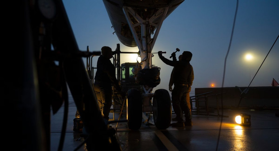 Các nhân viên kỹ thuật bắt đầu công việc hồi sinh một chiếc máy bay ném bom B-1B Lancer.