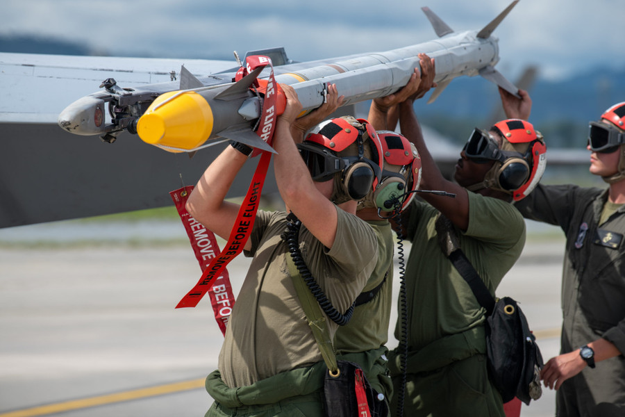 Đi kèm tiêm kích F-16 sẽ là những tên lửa tầm xa rất mạnh. Đi kèm tiêm kích F-16 sẽ là những tên lửa tầm xa rất mạnh.