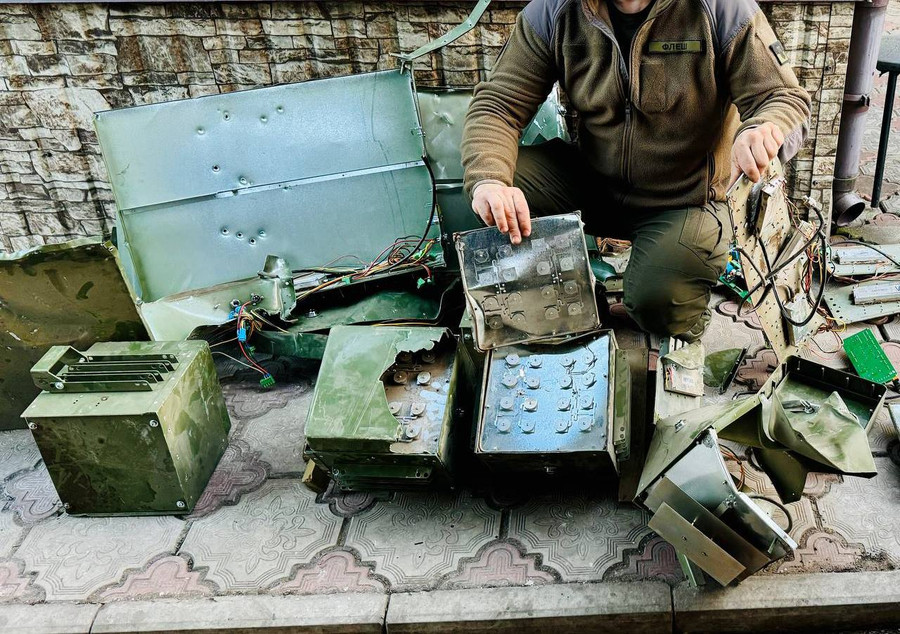 Các module tác chiến điện tử gắn trên xe tăng Nga bị binh sĩ Ukraine tháo ra để khai thác bí mật. Các module tác chiến điện tử gắn trên xe tăng Nga bị binh sĩ Ukraine tháo ra để khai thác bí mật.