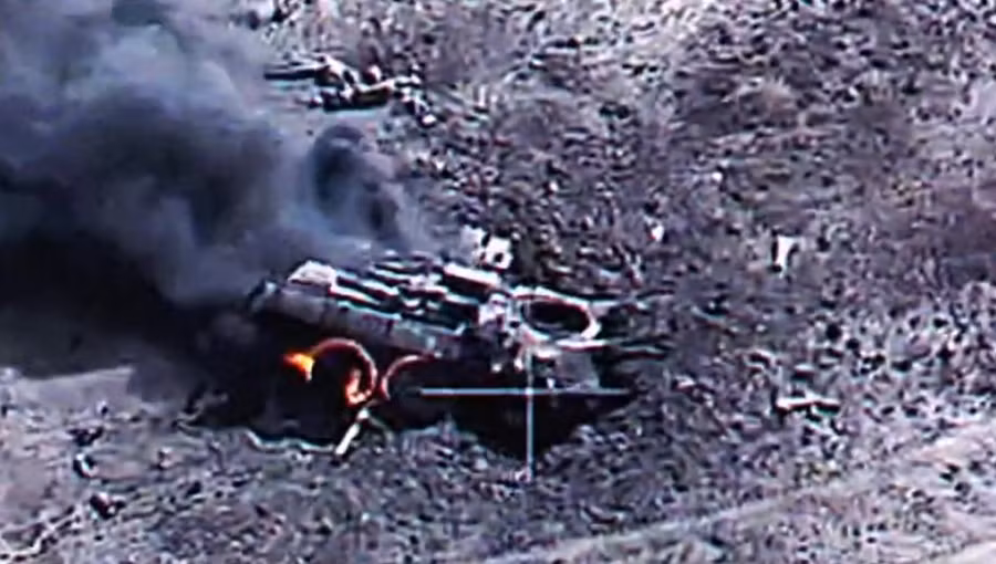 Xe bọc thép chở quân của Nga sau khi vấp phải mìn chống tăng.