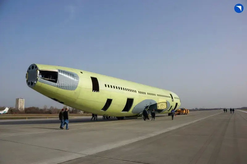 Phần khung thân của chiếc máy bay chở khách Il-96 mới đã được đưa tới xưởng lắp ráp của Nhà máy hàng không Voronezh. Phần khung thân của chiếc máy bay chở khách Il-96 mới đã được đưa tới xưởng lắp ráp của Nhà máy hàng không Voronezh.