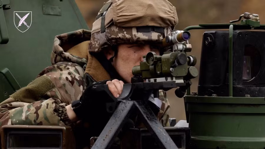 Binh sĩ Ukraine đang dùng xe tăng bánh lốp AMX-10RC như pháo tự hành.