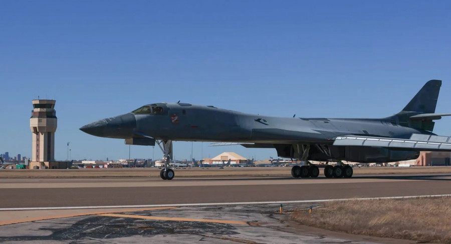 Máy bay ném bom B-1B Lancer số hiệu 85-0081 đang được phục hồi. Máy bay ném bom B-1B Lancer số hiệu 85-0081 đang được phục hồi.