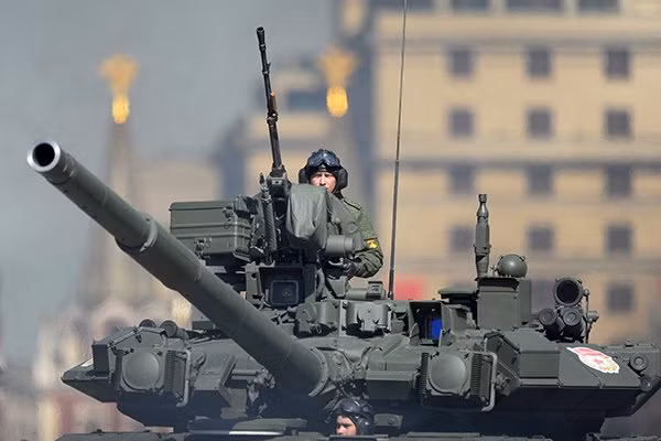 Xe tăng T-90A được trang bị đèn nhiễu OTShU-1-7 đặc trưng thuộc hệ thống Shtora-1.