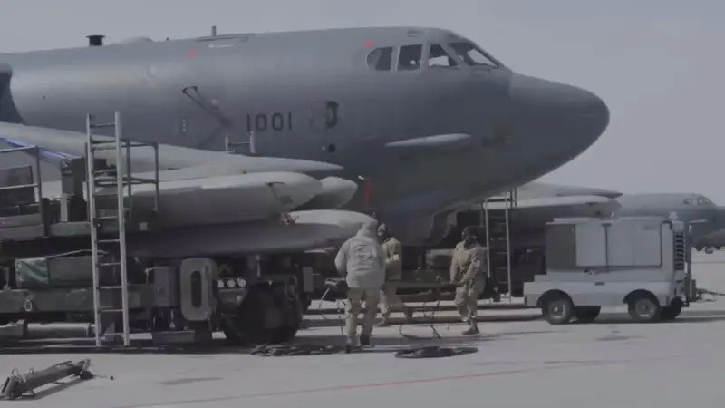 Nạp tên lửa AGM-86 cho Pháo đài bay chiến lược B-52H. Nạp tên lửa AGM-86 cho Pháo đài bay chiến lược B-52H.