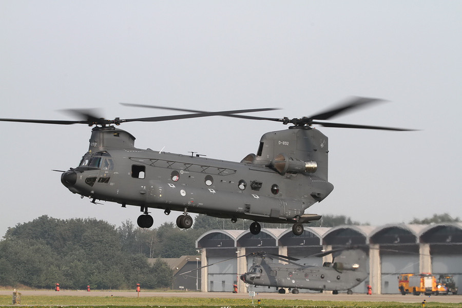 Trực thăng CH-47 Chinook-F của Quân đội Tây Ban Nha được vận tải cơ An-124 đưa tới Iraq. Trực thăng CH-47 Chinook-F của Quân đội Tây Ban Nha được vận tải cơ An-124 đưa tới Iraq.