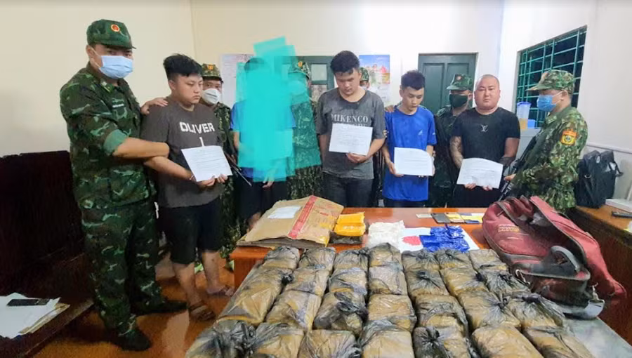 4 đối tượng bị bắt giữ cùng tang vật. (Ảnh: Trung Dũng)