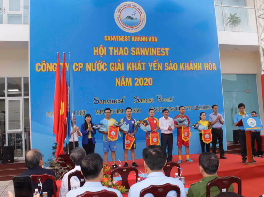 Ban tổ chức tặng cờ lưu niệm cho các đội tham gia.