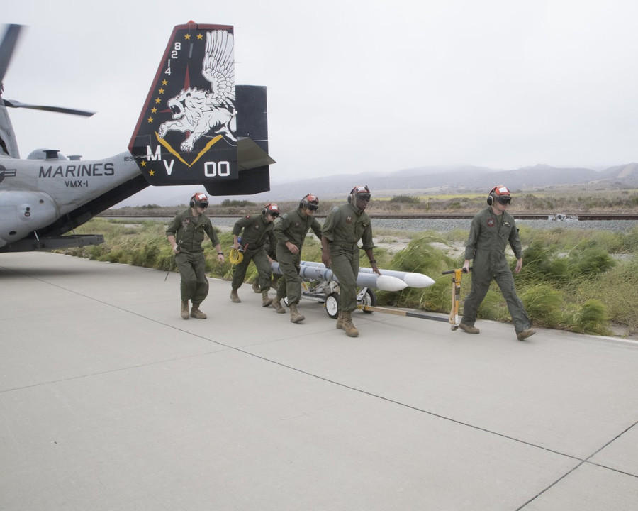 Máy bay cánh quạt lật V-22 Osprey được huy động đảm bảo hậu cần cho F-35B.