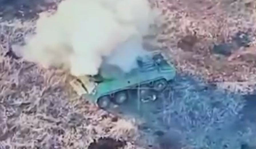 Xe bọc thép chở quân BTR-70 của Nga bị phá hủy sau đòn tập kích bằng máy bay không người lái FPV. Xe bọc thép chở quân BTR-70 của Nga bị phá hủy sau đòn tập kích bằng máy bay không người lái FPV.