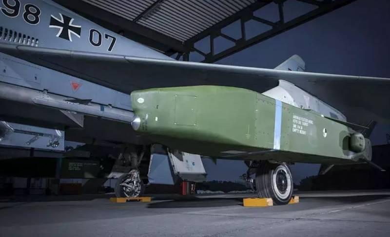 Tên lửa Taurus của Đức dưới cánh tiêm kích Eurofighter Typhoon.