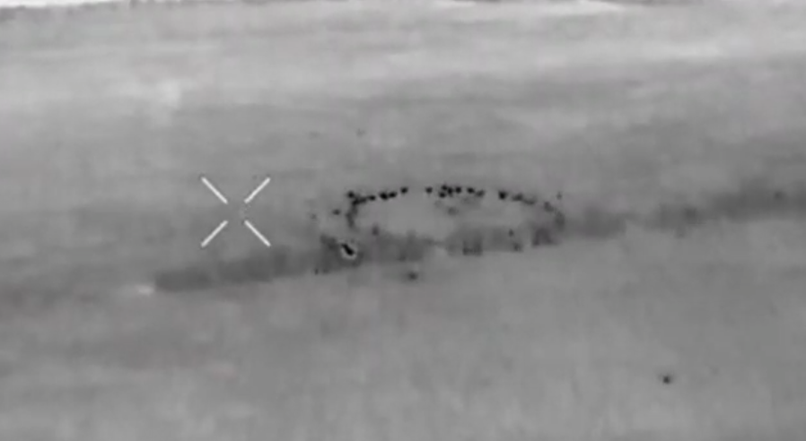 Khoảnh khắc sử dụng đạn chùm của pháo binh Ukraine nhằm chống lại quân Nga. Khoảnh khắc sử dụng đạn chùm của pháo binh Ukraine nhằm chống lại quân Nga.