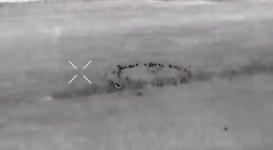 Khoảnh khắc sử dụng đạn chùm của pháo binh Ukraine nhằm chống lại quân Nga.