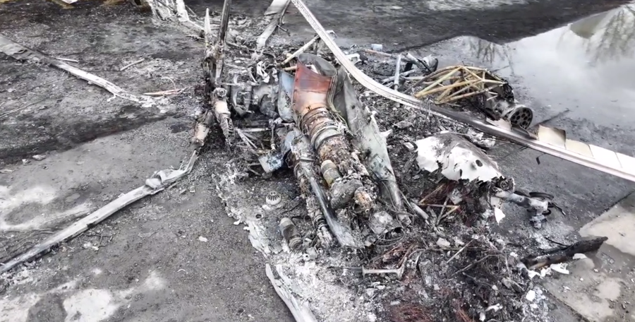 Chiếc trực thăng Mi-8 bị phá hủy hoàn toàn sau cuộc tấn công của máy bay không người lái.