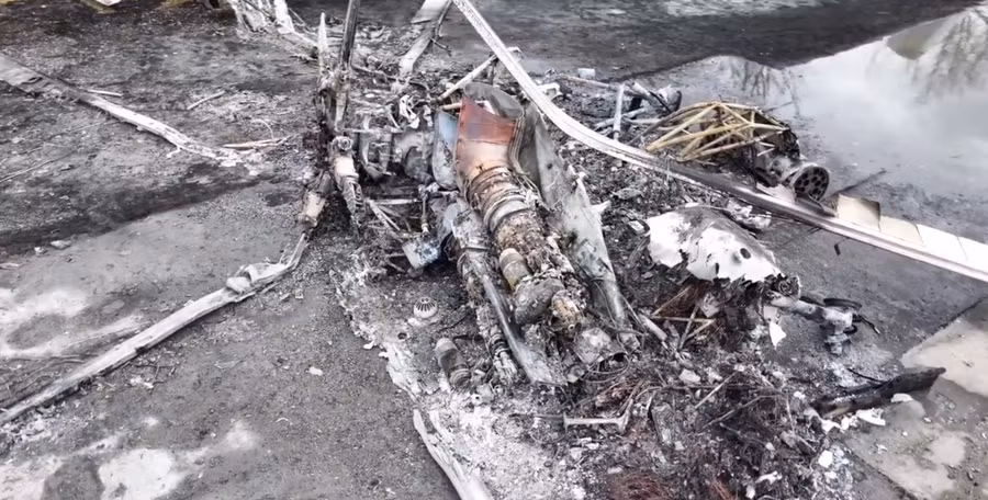 Chiếc trực thăng Mi-8 bị phá hủy hoàn toàn sau cuộc tấn công của máy bay không người lái.
