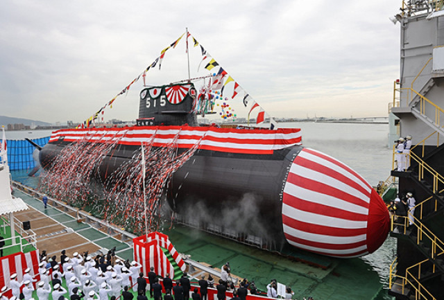 Tàu ngầm Jingei (SS-515) trong lễ hạ thủy vào năm ngoái. Tàu ngầm Jingei (SS-515) trong lễ hạ thủy vào năm ngoái.