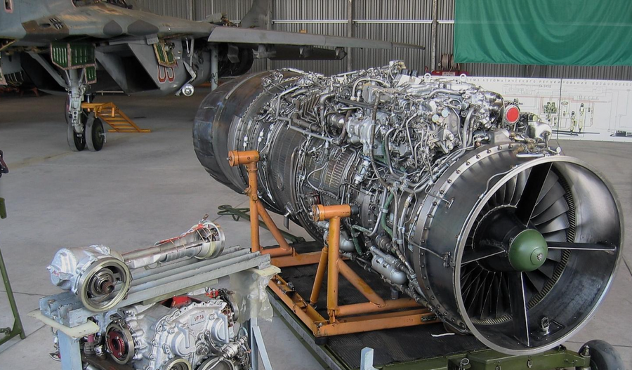 Động cơ phản lực RD-33 trong nhà chứa máy bay chiến đấu MiG-29.