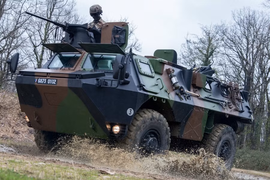 Xe bọc thép chở quân bánh lốp VAB đang được Pháp loại biên nhanh chóng. Xe bọc thép chở quân bánh lốp VAB đang được Pháp loại biên nhanh chóng.