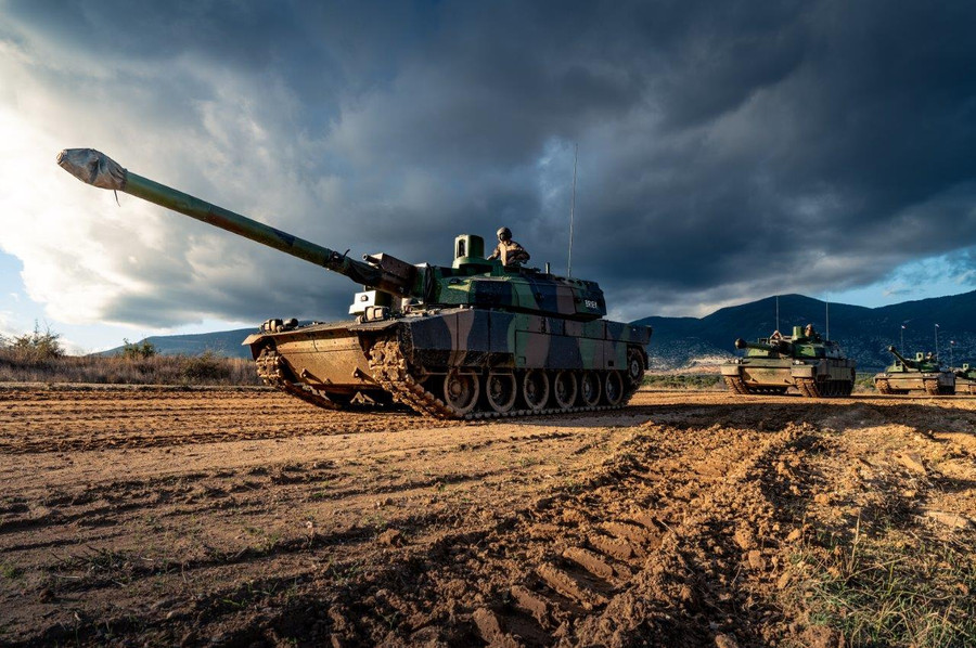 Xe tăng chiến đấu chủ lực AMX-56 Leclerc cũng thuộc diện bị Quân đội Pháp cắt giảm.