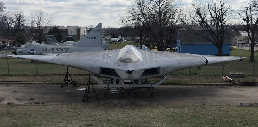 Mô hình thử nghiệm của máy bay tấn công tàng hình A-12 Avenger. Mô hình thử nghiệm của máy bay tấn công tàng hình A-12 Avenger.