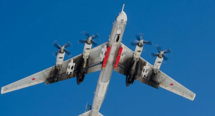 Máy bay ném bom Tu-95MS với tên lửa hành trình Kh-101.